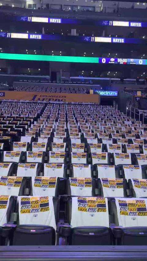 湖人今日在观众席布置了白色T恤，上面印有球队队标