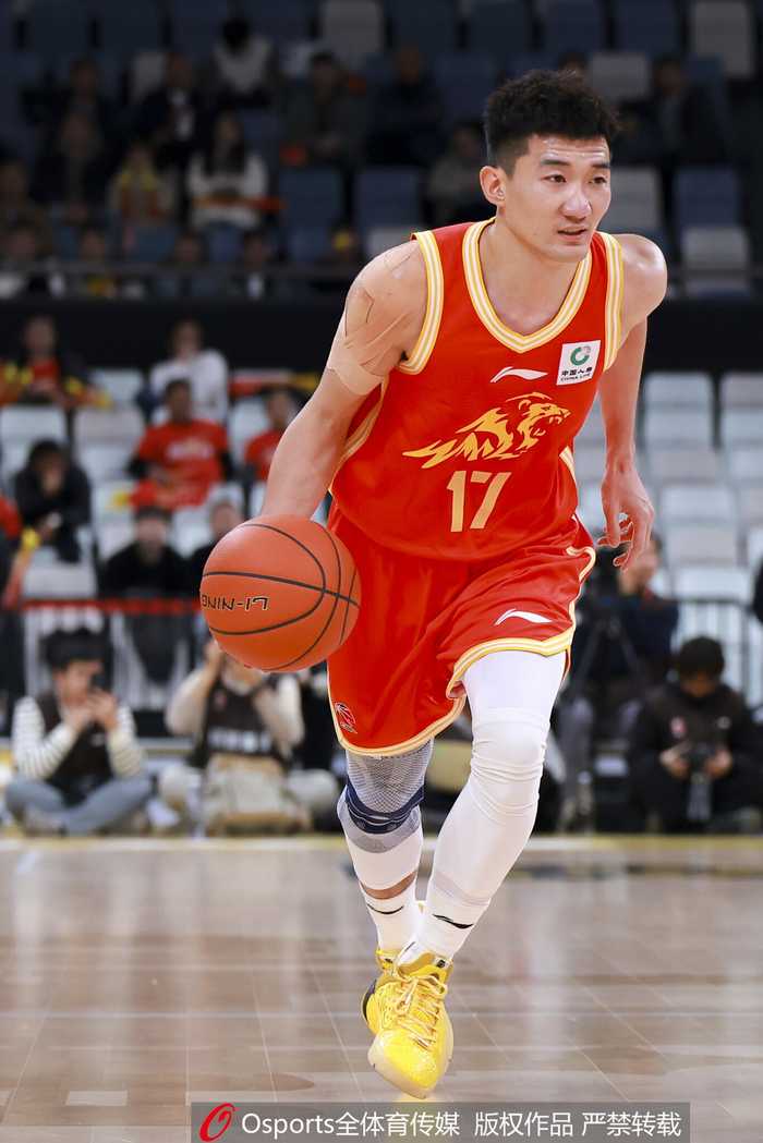 媒体人：孙铭徽虽然没得分 但他此役登场的象征意义大于实战意义